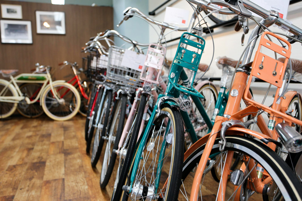 色とりどりの自転車が陳列された店内